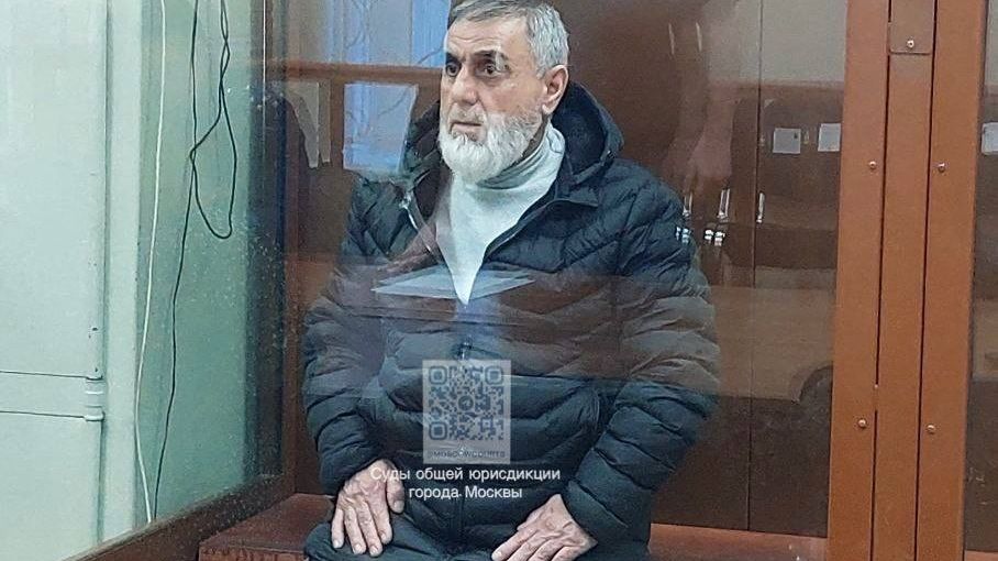 Otec a jeho dva synové. Soud v Moskvě poslal do vazby další tři Tádžiky kvůli útoku v koncertní síni